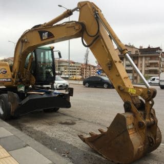 Kiralık Lastikli Ekskavatör